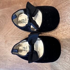 Baby GAP 12-18mo Velvet Baby Shoes with Bow